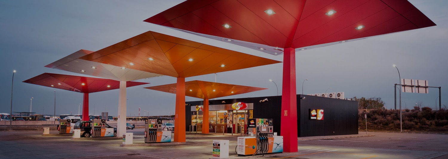 Una estación de servicio de Repsol iluminada por la noche