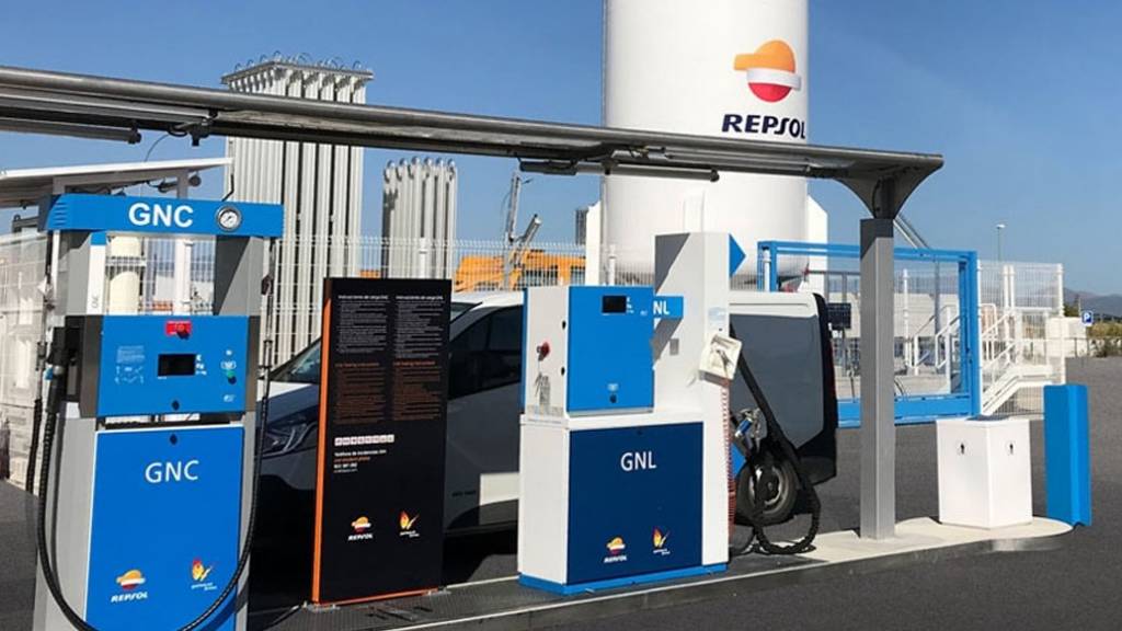 CNG and LNG refueling machine