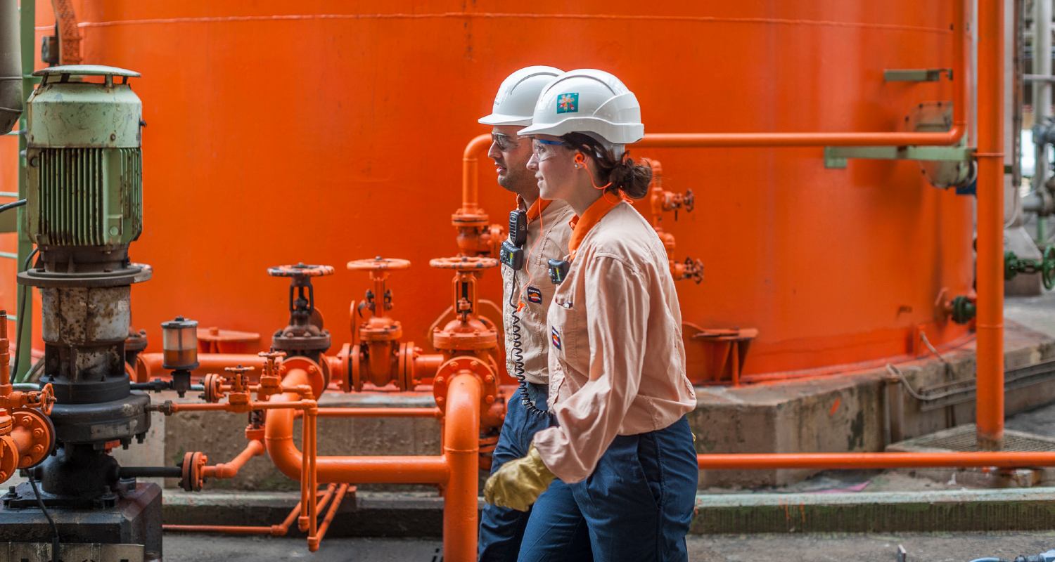 Empleados en un Complejo Industrial de Repsol