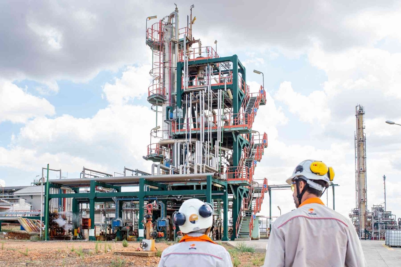 Empleados observando parte del Complejo Industrial Repsol Puertollano