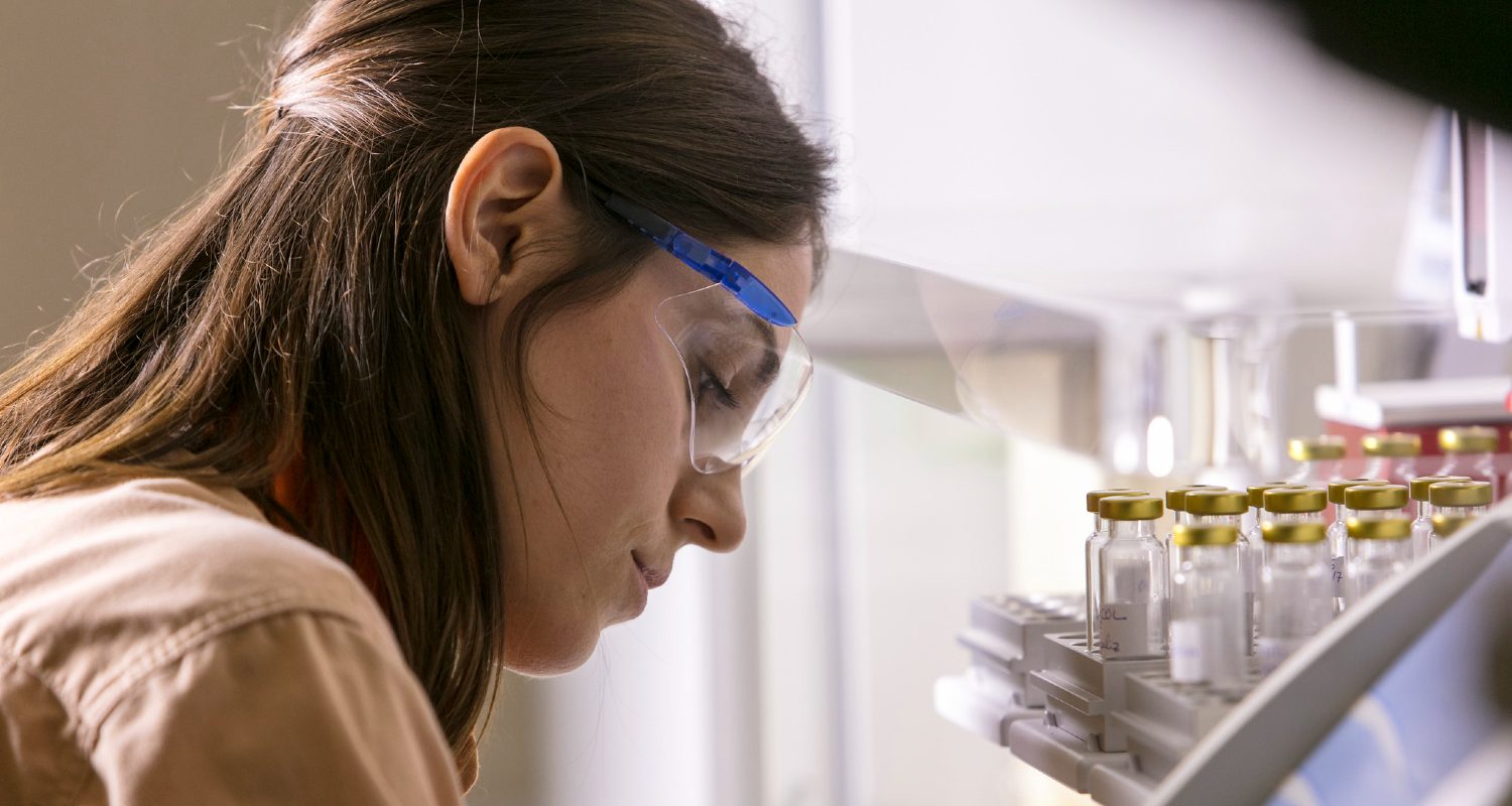 Una investigadora con unas gafas de seguridad
