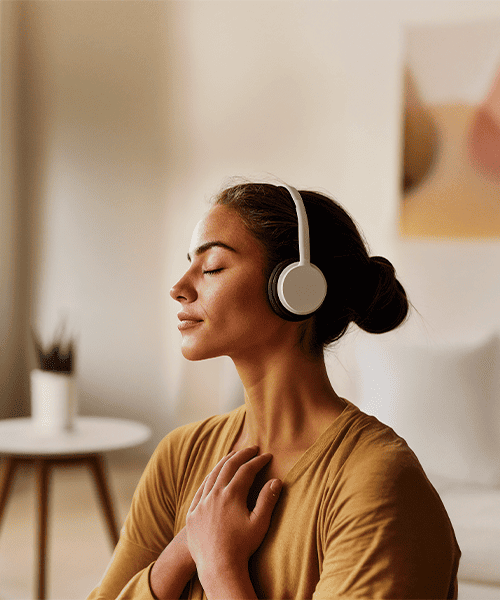 Mujer joven con auriculares puestos