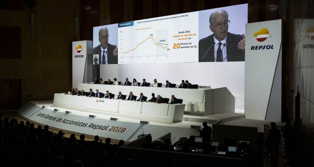 Aerial view of speaks at the Repsol shareholders&rsquo; meeting.