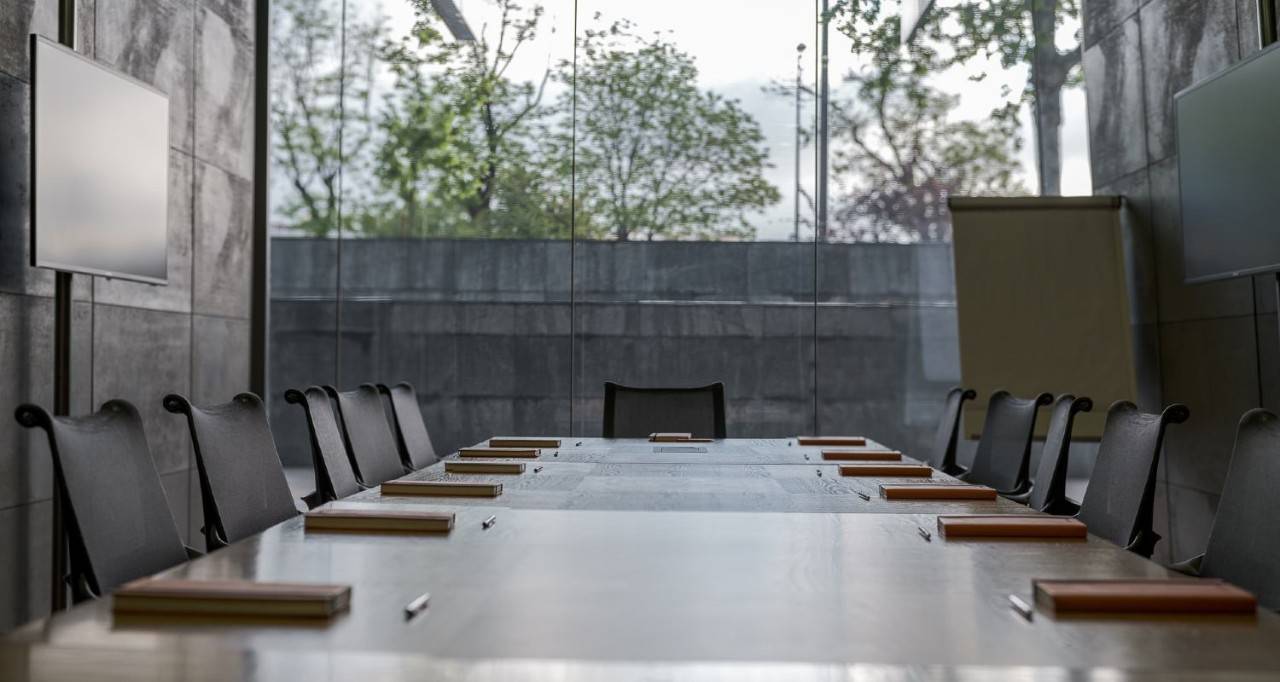 Mesa y sillas vacías en sala de reuniones