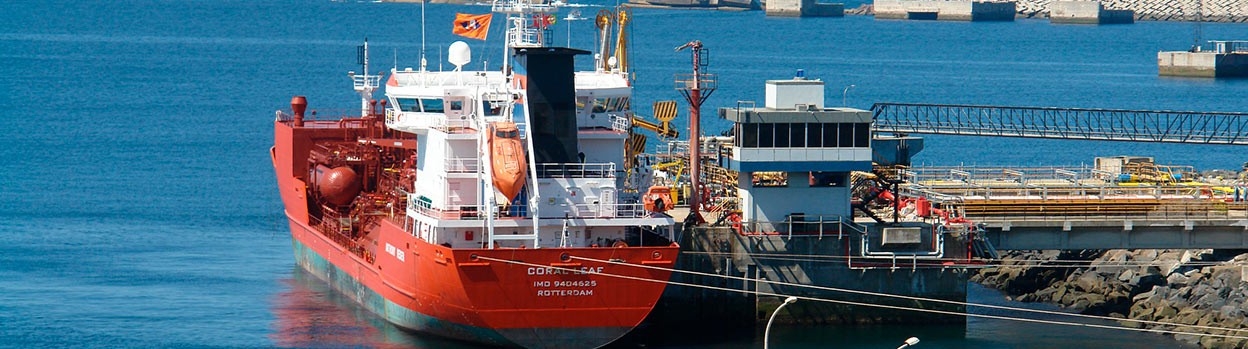 Barco rojo en un puerto