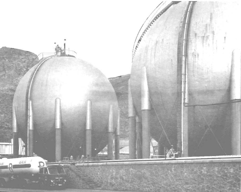 Vista de una refinería antigua en una foto en blanco y negro
