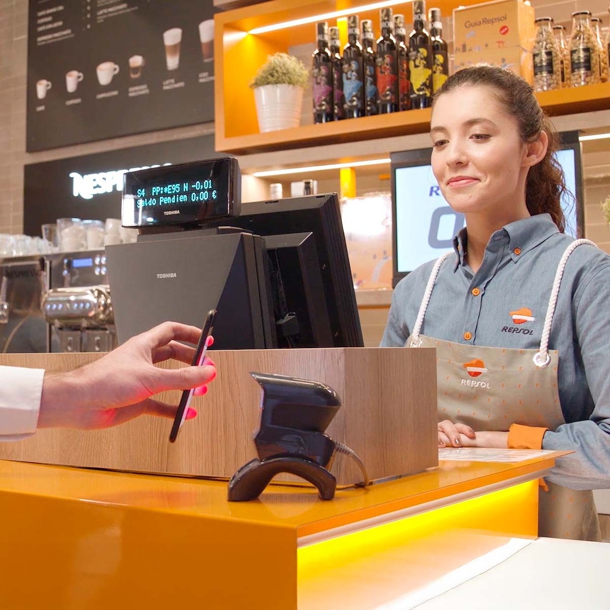 Cliente escanea el código de la app Waylet para pagar en estación de servicio