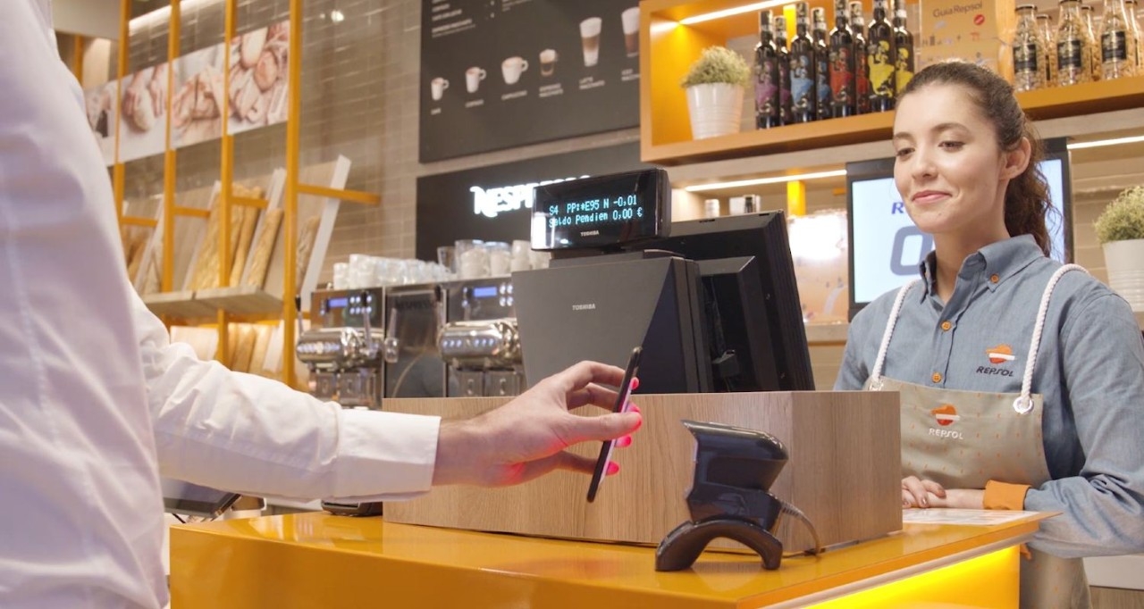 Un cliente paga con Waylet en una tienda Repsol