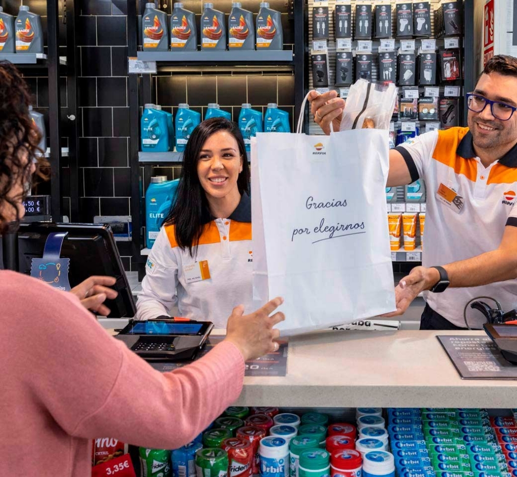 Empleados en estación de servicio
