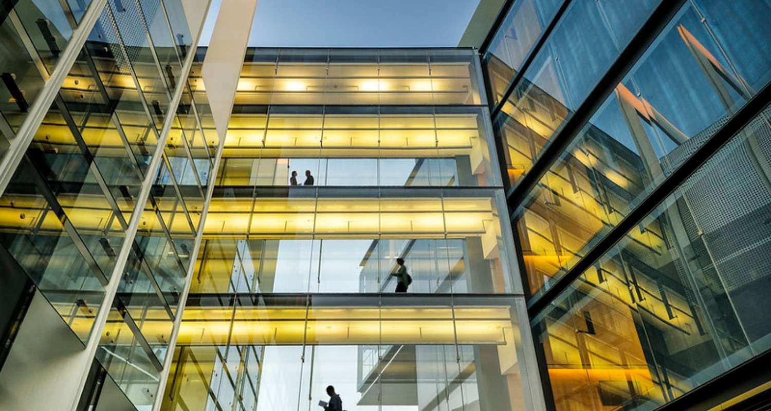 Edificio de Campus con cristalera iluminada