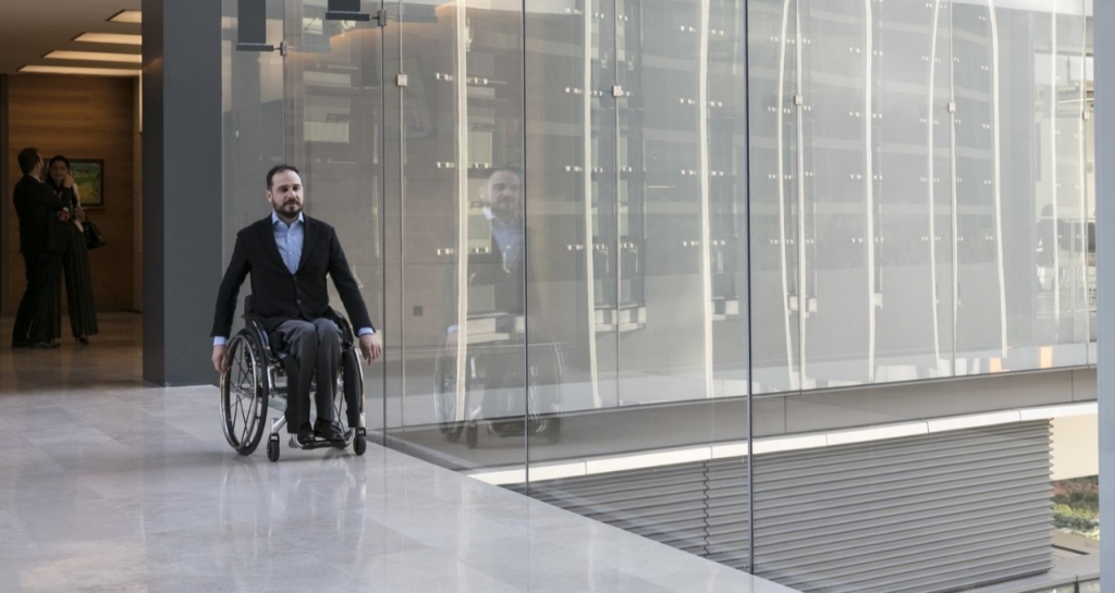 Empleado en silla de ruedas por Campus