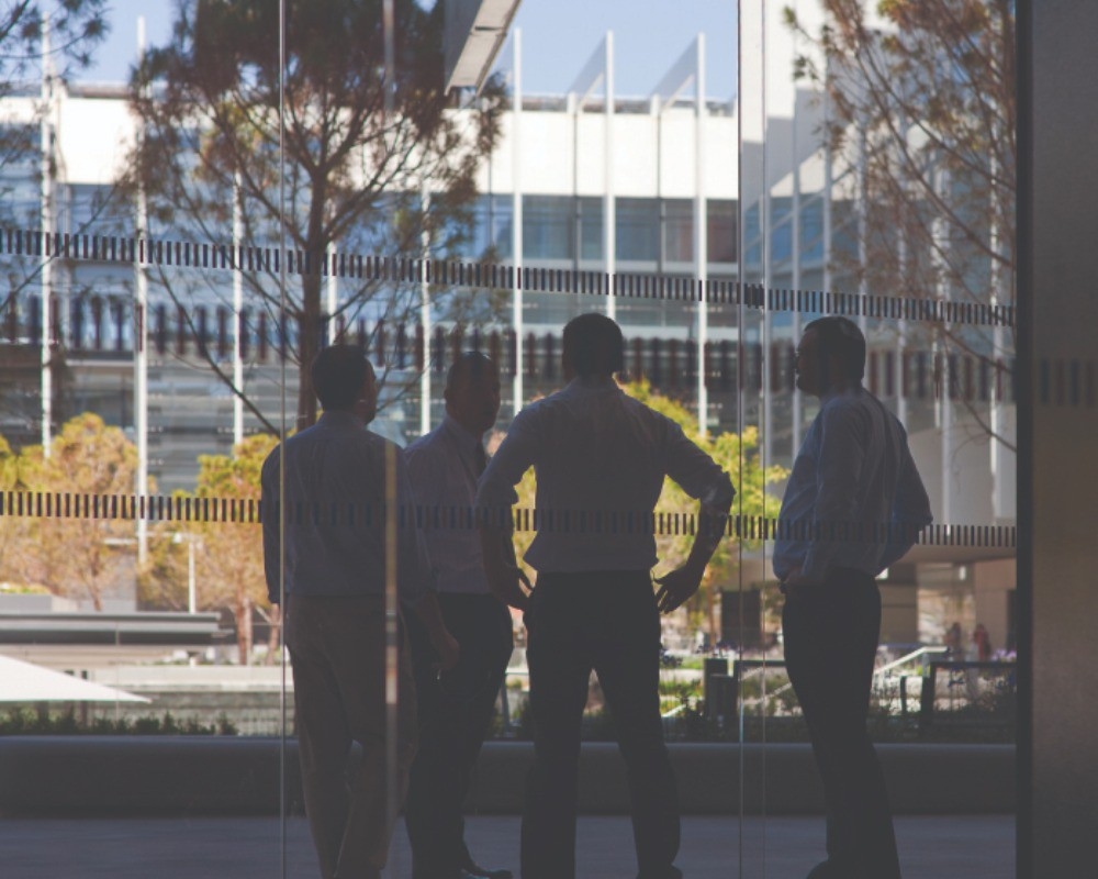 Empleados con camisa en campus