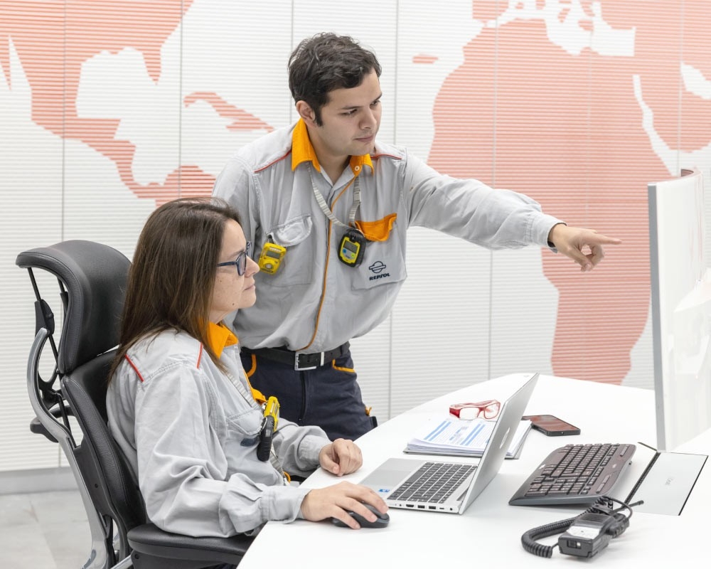 Empleados frente a ordenador en el Tech Lab