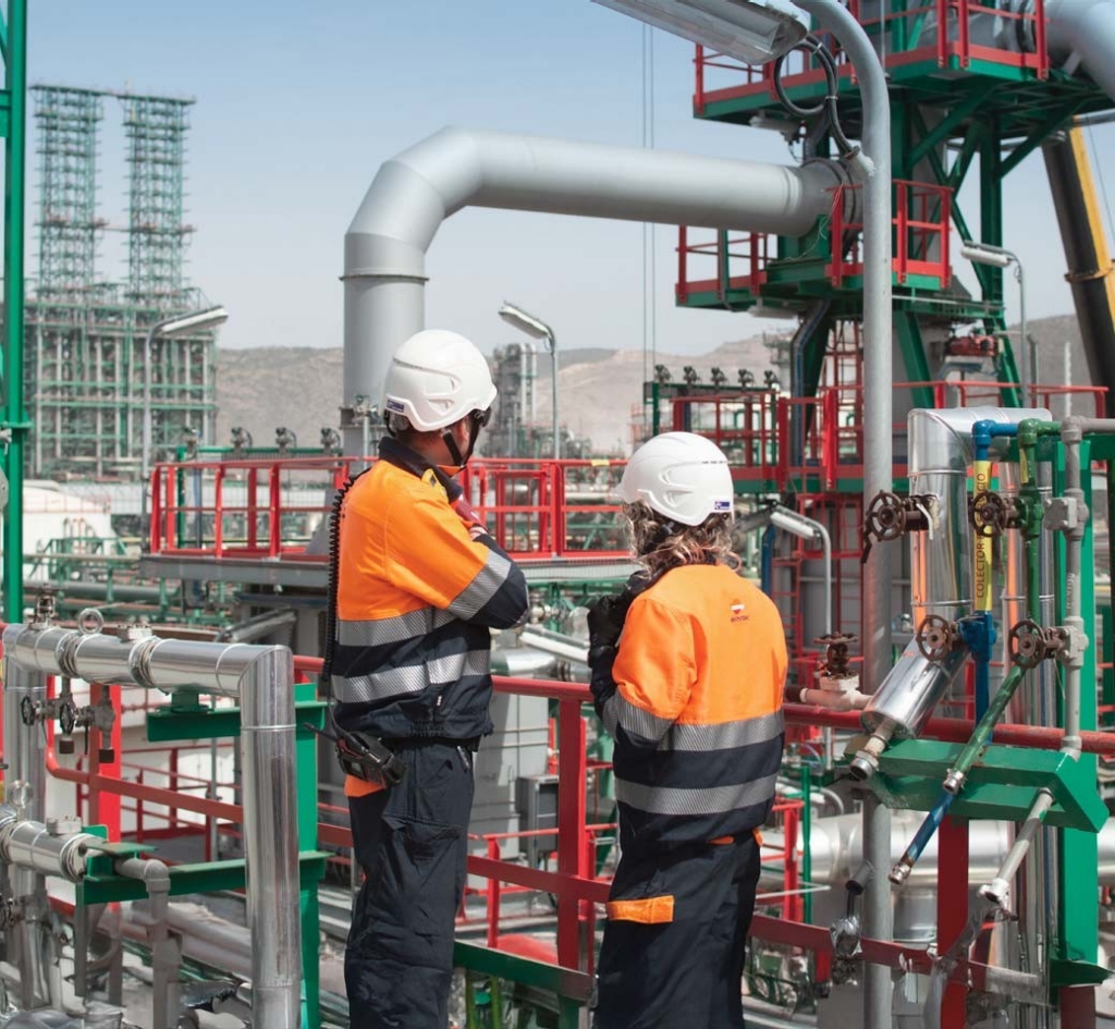 Trabajadores en complejo industrial
