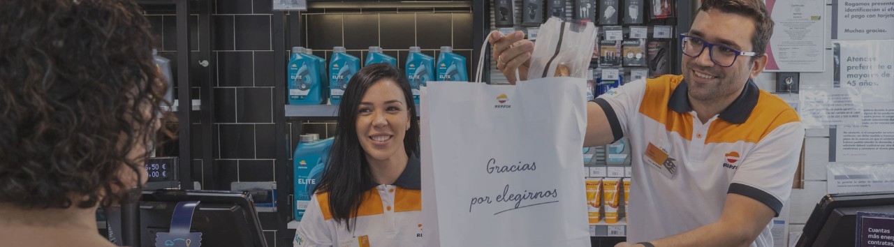 Empleados entregan bolsa a una clienta