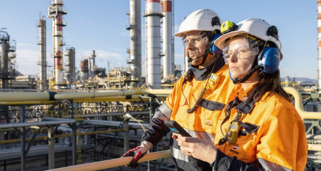 Trabajadores Repsol mirando horizonte