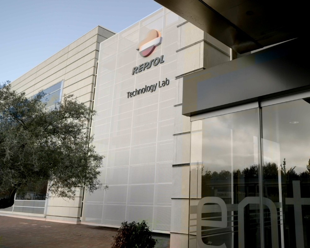 Plano contrapicado de la entrada del Tech Lab