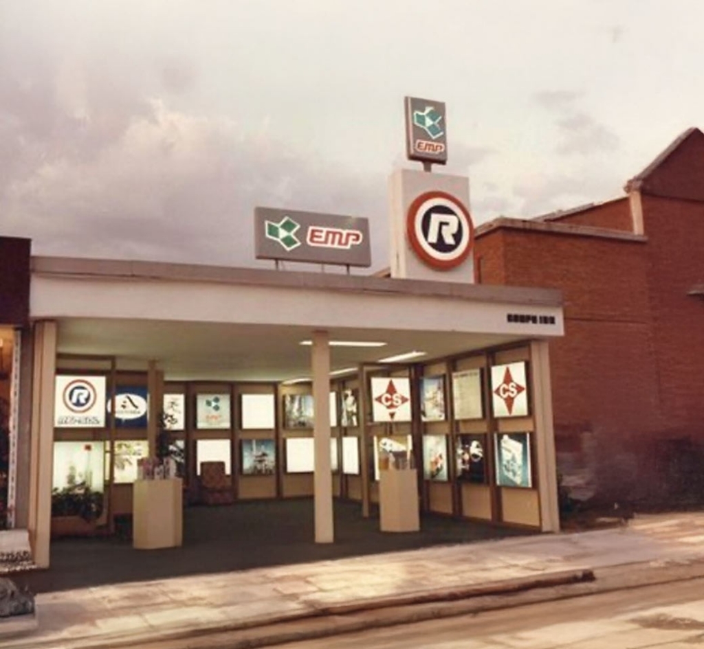Entrada de antigua estación de servicio de Repesa donde se ve en la parte superior una R del logo y otro logo de EMP