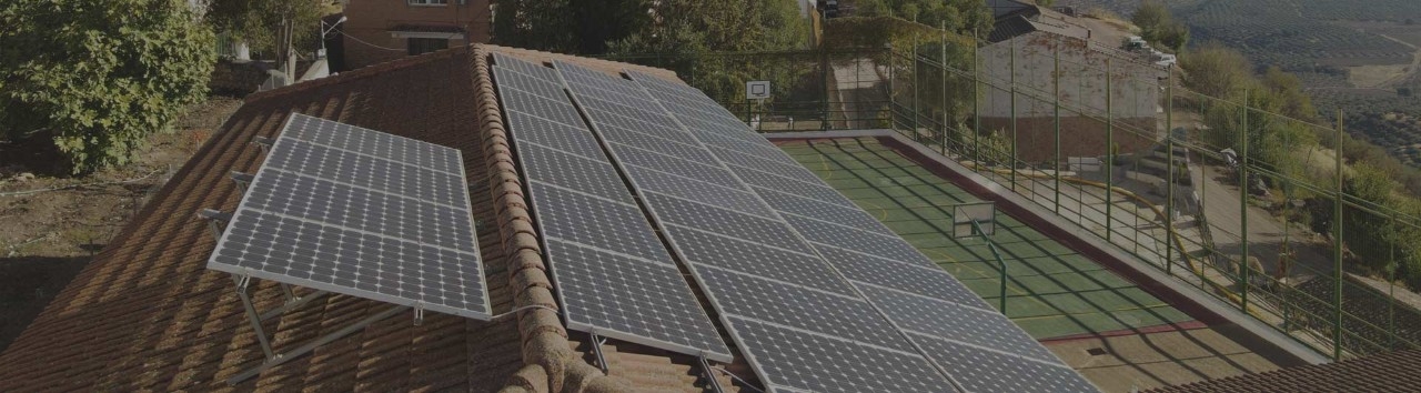 Placas solares en el tejado de una casa