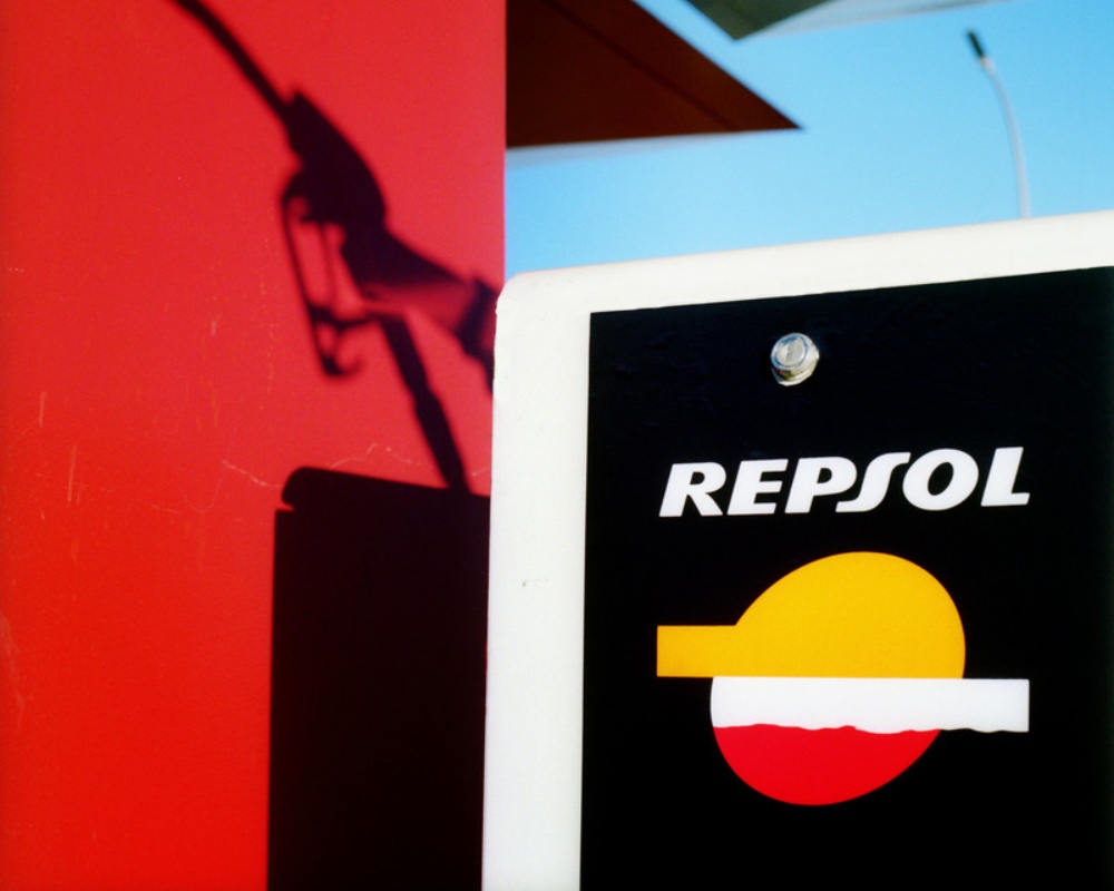 Logo de Repsol de 1997 en una estación de servicio