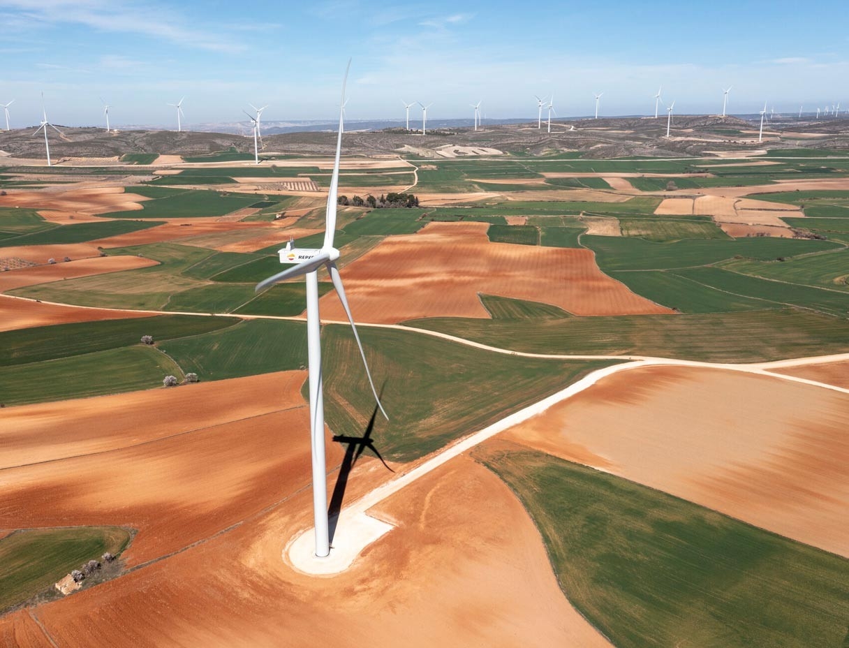 Aerogenerador en superficie natural seca