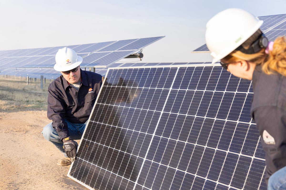 Operarios de Repsol en Jicarilla, huerto solar