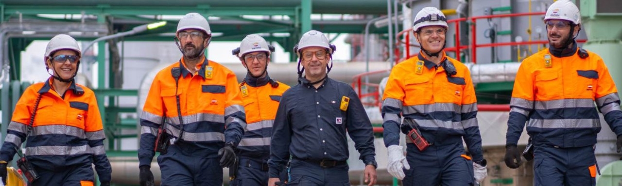 Trabajadores vestidos con equipo de seguridad en complejo  industrial 