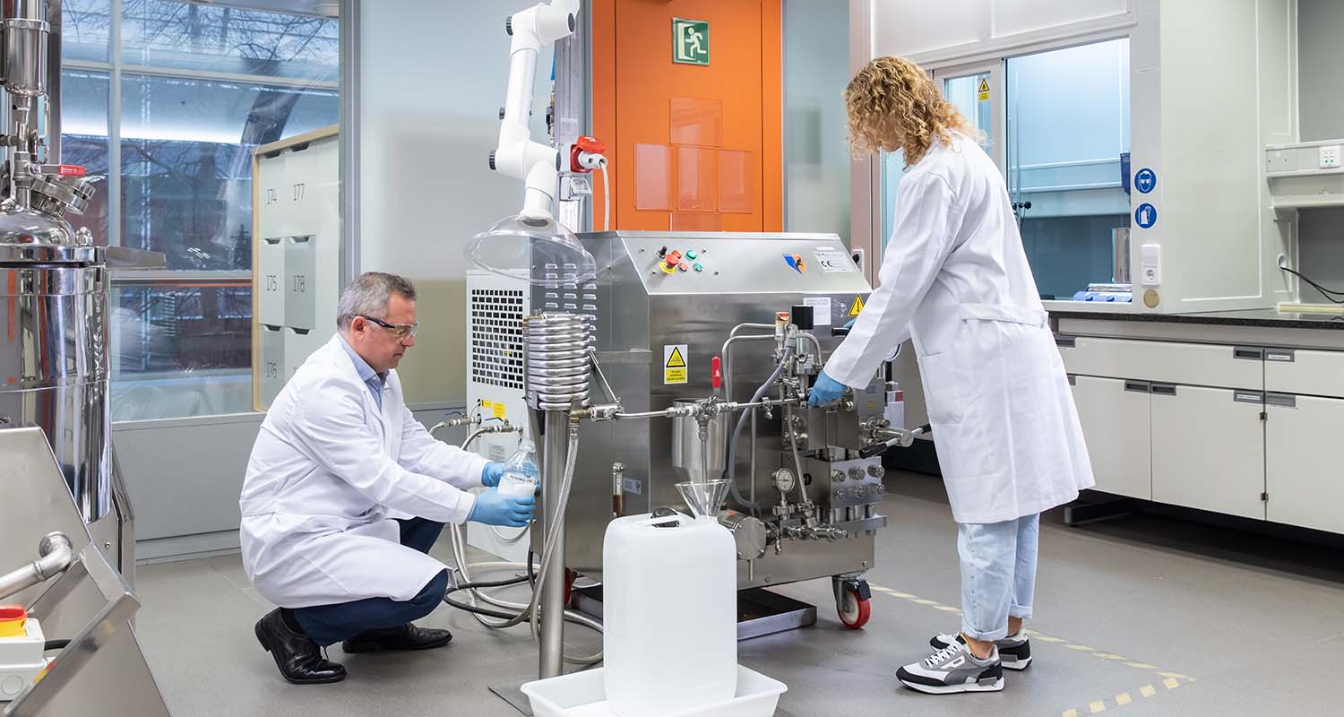 Unos investigadores trabajando con una homogeneidora