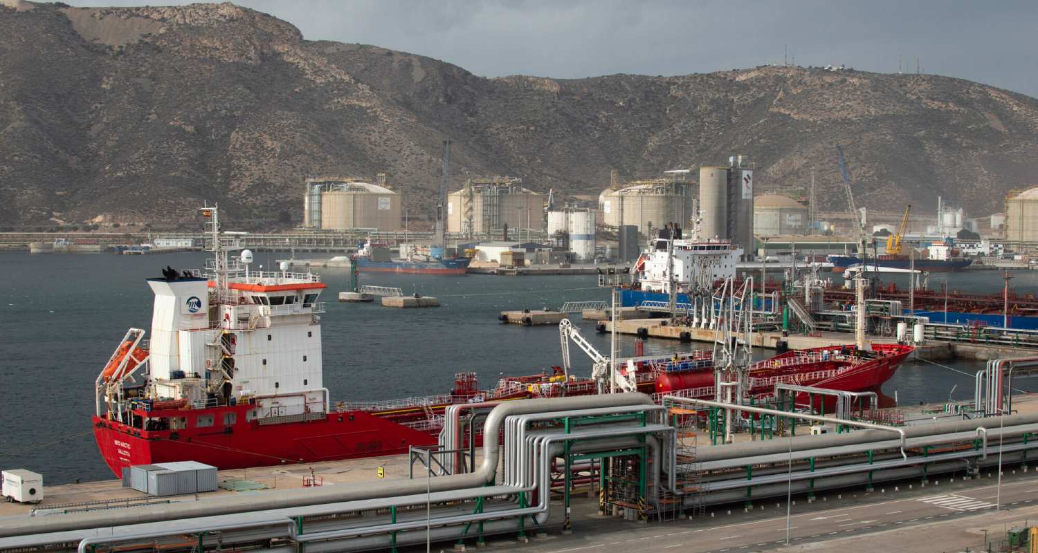 Buque con aceite usado en el puerto de Cartagena