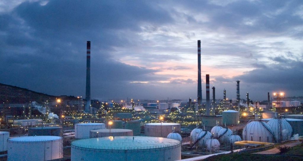 Vista de uno de los complejos industriales iluminado por la noche