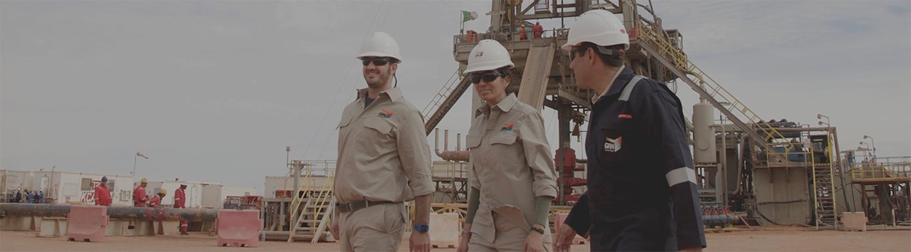 Empleados en planta de extracción