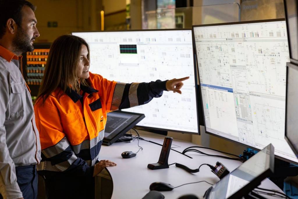 Image of a systems analyst at Repsol
