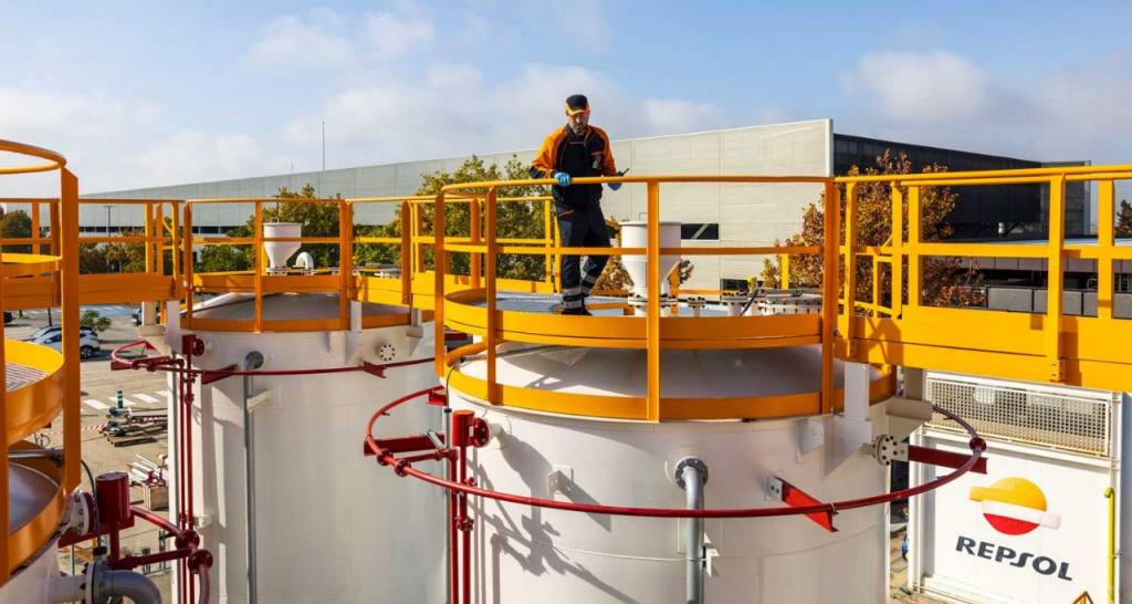 Empleado de Repsol trabajando encima de plataforma