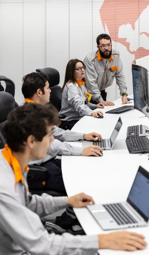 Trabajadores con uniforme de Repsol con ordenadores