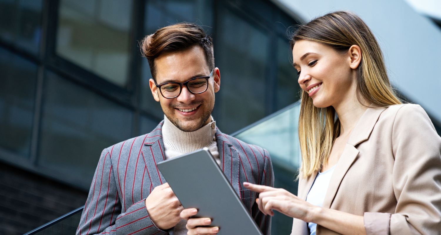 Dos personas chequeando una tablet