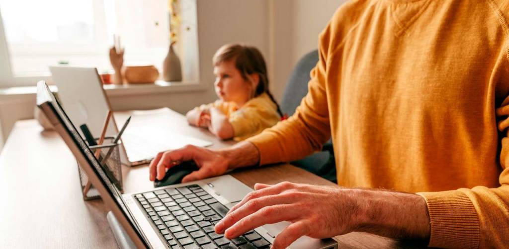 Una persona y una niña con un ordenador 