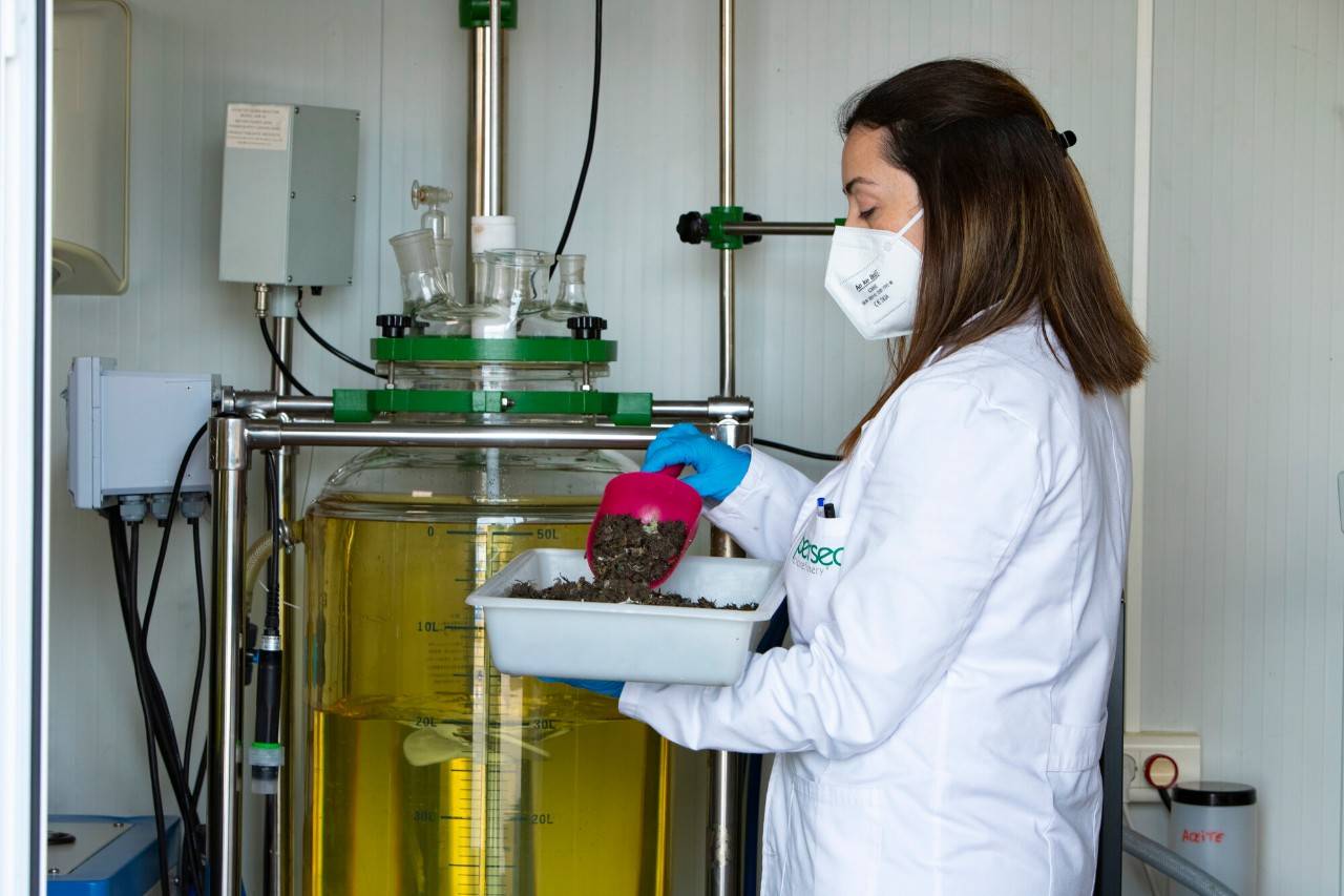 mujer produciendo bioetanol