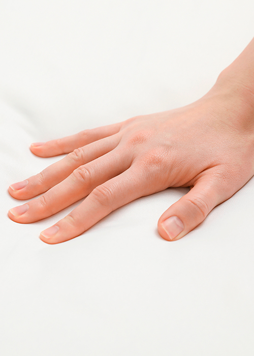 una mano tocando una manta sintiendo asmr tactil