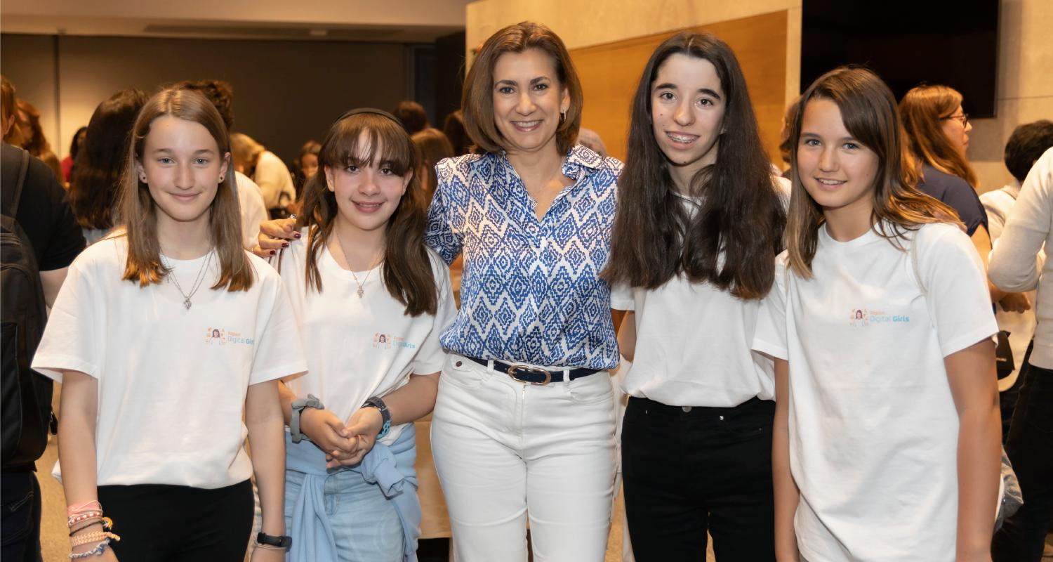 Carmen Muñoz with some of the Repsol Digital Girls
