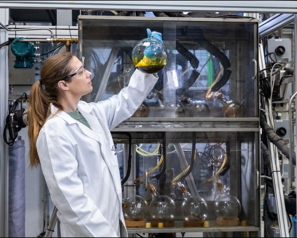 Científica en laboratorio