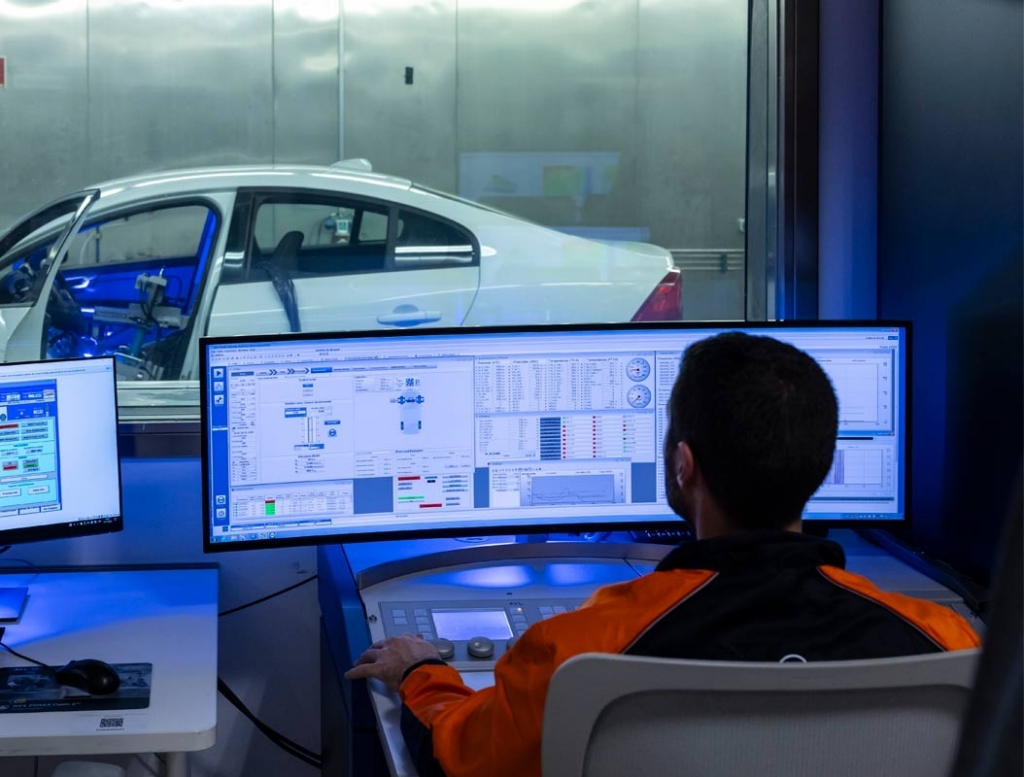 Empleado trabajando en laboratorio de motores