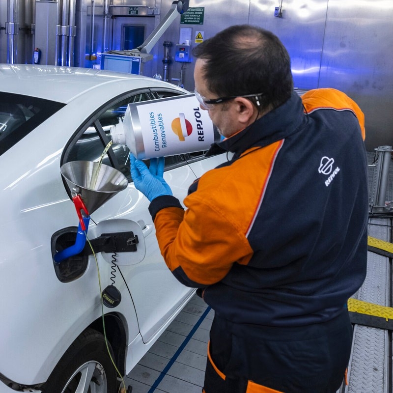 Repostando combustible renovable en laboratorio de motores