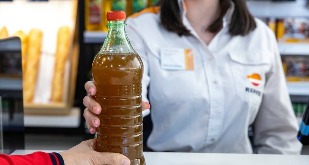 Un recipiente de recogida de aceite usado en una estación de servicio Repsol