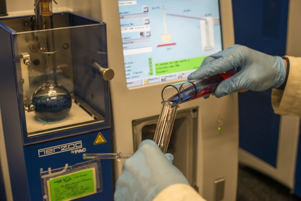 Destilador en el laboratorio de combustibles