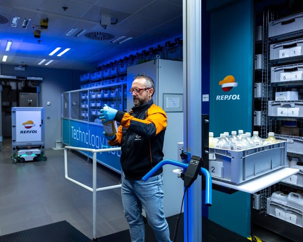Empleado con guantes en el laboratorio