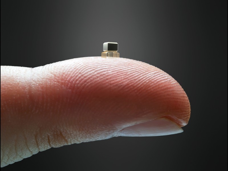 Microchip sobre un dedo