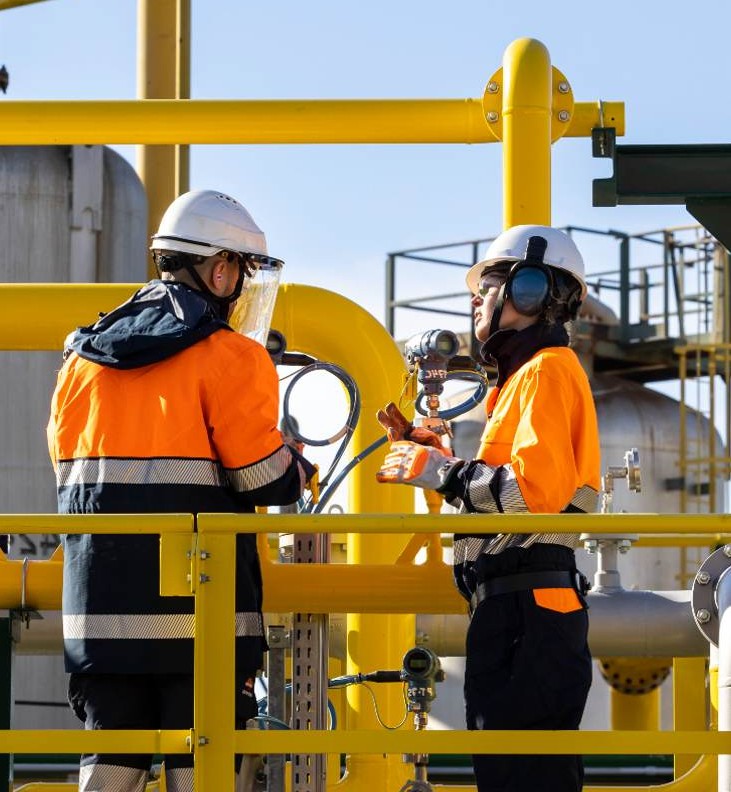 Employees with a helmet in an industrial complex