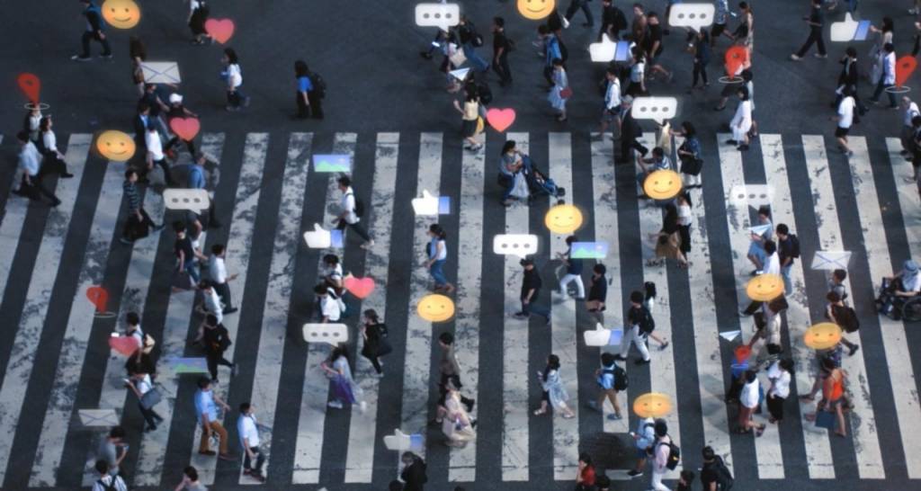 Personas caminando sobre un paso de cebra