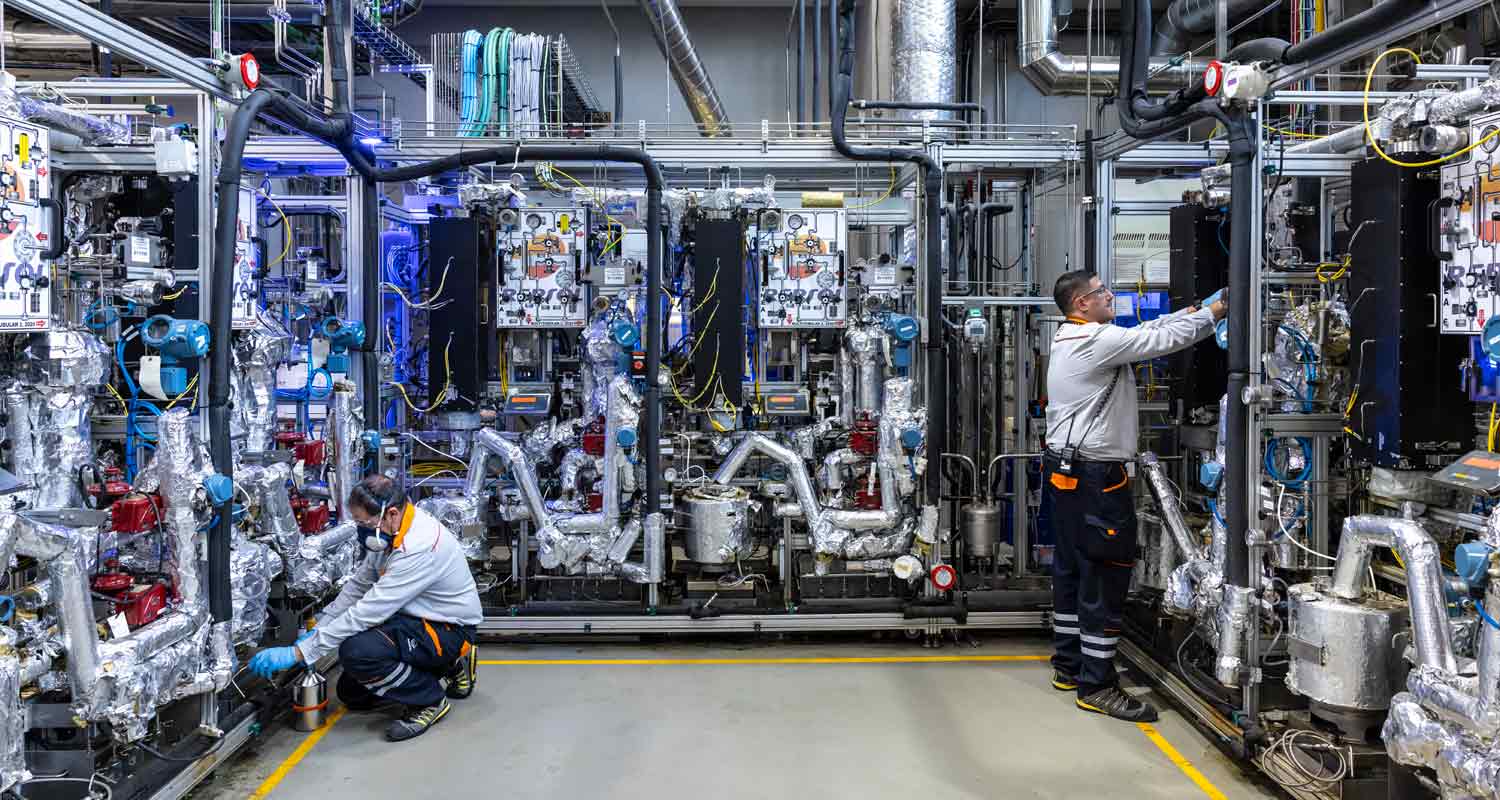 Empleados trabajando en planta piloto del Repsol Technology Lab