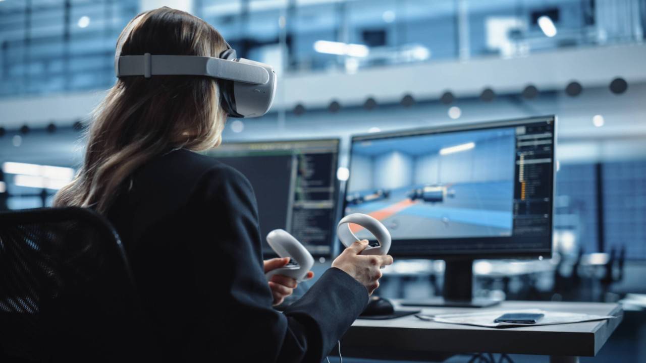 Una mujer interactuando en un espacio dentro del metaverso gracias a la realidad virtual